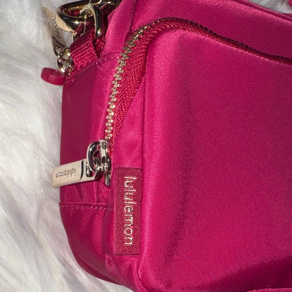 Lululemon Athletica Everywhere Berry Rumble 2L LARGE Crossbody Bag - Picture 5 of 13